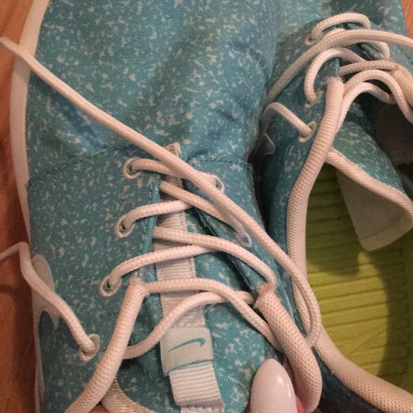 Nike Roshes - Picture 5 of 8